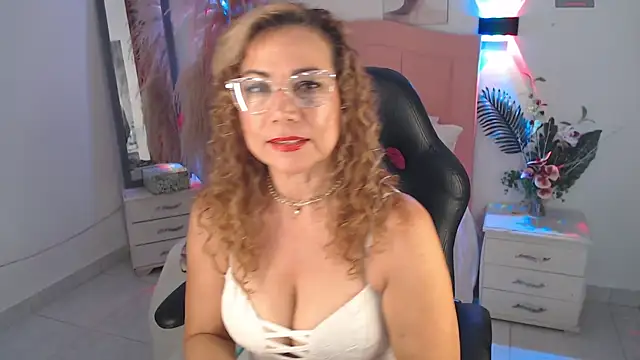 Jademommy  online show from December 18, 8:34 pm