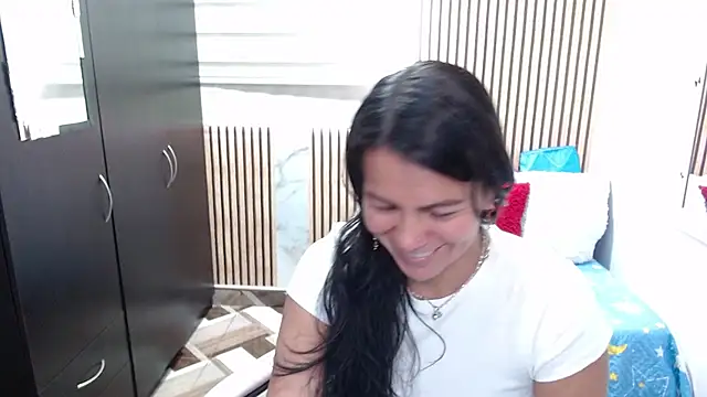 camilavargas  online show from May 31, 8:42 pm