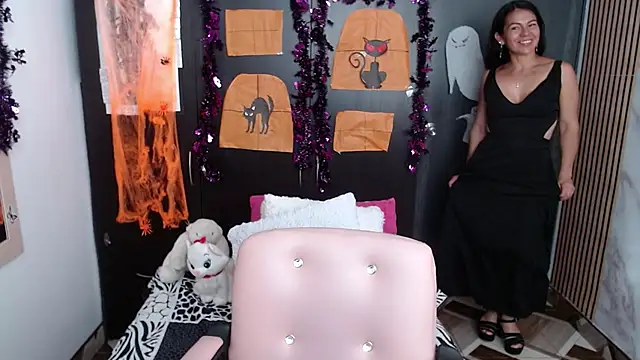 camilavargas  online show from October 30, 9:01 pm