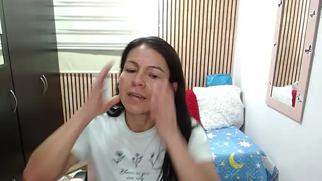 Snapshot of camilavargas_ chatting on June 9, 7:04 pm camilavargas online show from June 9, 7:04 pm