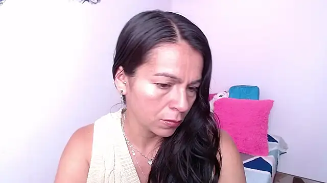 camilavargas  online show from February 14, 3:45 pm