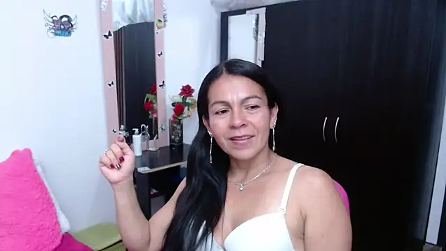 camilavargas  online show from October 12, 11:06 pm