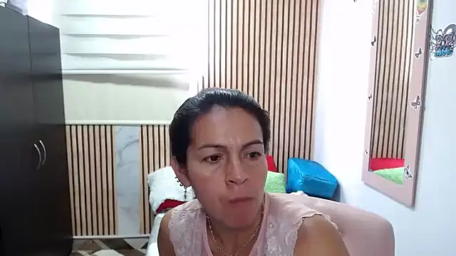 camilavargas  online show from May 15, 5:22 pm