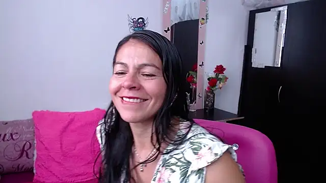 camilavargas  online show from October 15, 9:01 pm