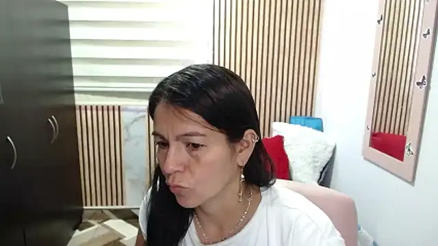 Snapshot of camilavargas_ chatting on June 16, 10:32 pm camilavargas online show from June 16, 10:32 pm