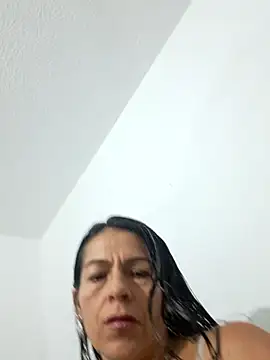 camilavargas  online show from December 14, 9:09 pm