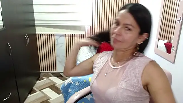 camilavargas  online show from June 1, 9:47 pm