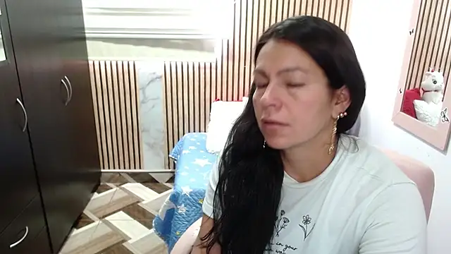 Snapshot of camilavargas_ chatting on June 6, 9:42 pm camilavargas online show from June 6, 9:42 pm