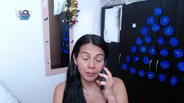 camilavargas  online show from December 13, 9:43 pm