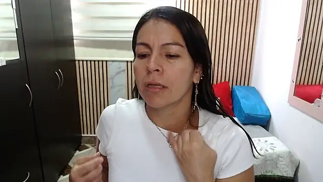 camilavargas  online show from May 26, 3:32 pm