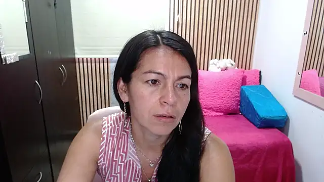camilavargas  online show from April 16, 9:39 pm