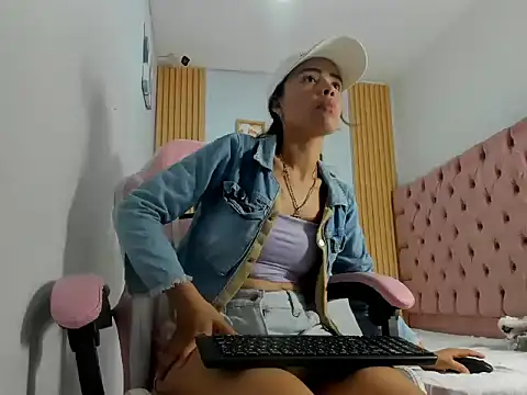 Snapshot of Naomis_35 chatting on October 20, 7:47 pm Naomis 35 online show from October 20, 7:47 pm