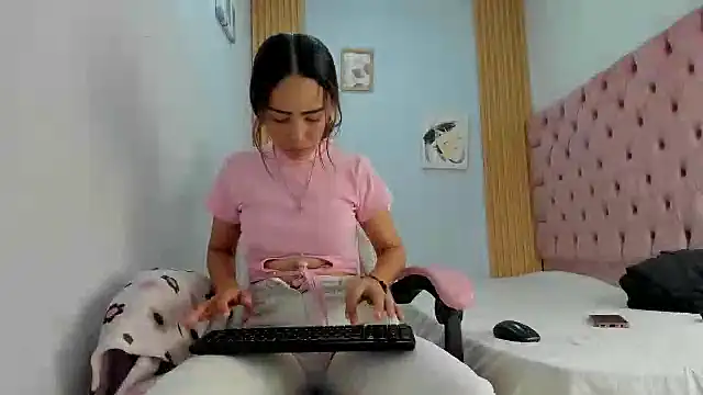 Snapshot of Naomis_35 chatting on October 16, 7:22 pm Naomis 35 online show from October 16, 7:22 pm