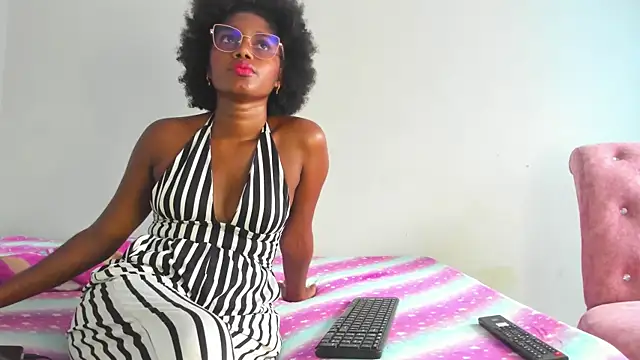 Snapshot of Beauty_Luci chatting on November 8, 8:01 pm Beauty Luci online show from November 8, 8:01 pm