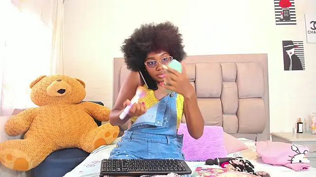 Snapshot of Beauty_Luci chatting on October 20, 7:58 pm Beauty Luci online show from October 20, 7:58 pm