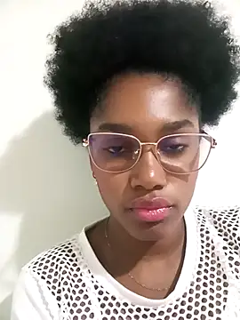 Snapshot of Beauty_Luci chatting on October 21, 11:48 pm Beauty Luci online show from October 21, 11:48 pm