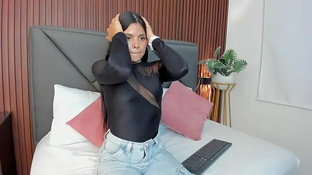 molly lovee  online show from May 9, 7:39 pm