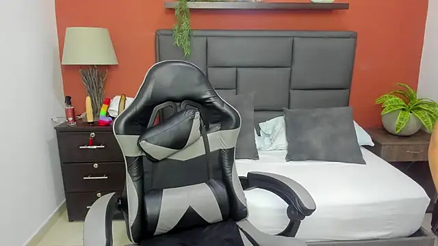 Snapshot of molly_lovee_ chatting on November 27, 6:52 pm molly lovee online show from November 27, 6:52 pm