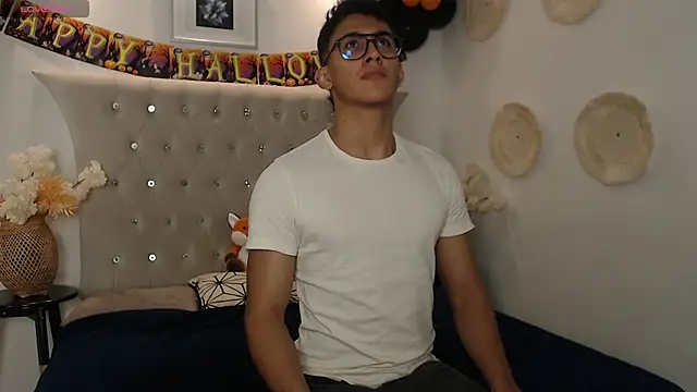 Snapshot of SalvadorFit chatting on October 12, 8:21 pm SalvadorFit online show from October 12, 8:21 pm