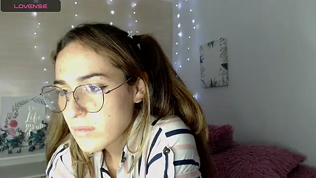 Snapshot of kat_desiree chatting on November 21, 6:01 am kat desiree online show from November 21, 6:01 am