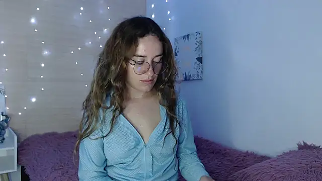 Snapshot of kat_desiree chatting on November 27, 2:01 am kat desiree online show from November 27, 2:01 am