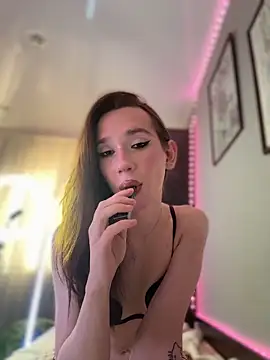 Snapshot of Valirae chatting on October 11, 4:35 am Valirae online show from October 11, 4:35 am