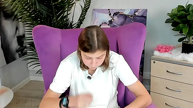 Snapshot of MeridethMondoux chatting on September 24, 2:56 pm MeridethMondoux online show from September 24, 2:56 pm
