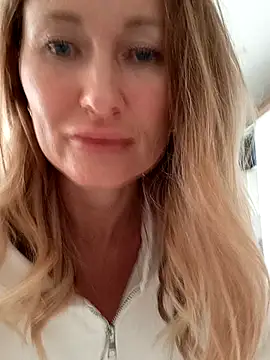 Risky-SquirtingGirl online show from September 20, 10:20 am