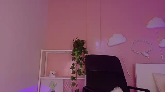 Snapshot of KeendraFox_ chatting on July 16, 9:39 am KeendraFox online show from July 16, 9:39 am
