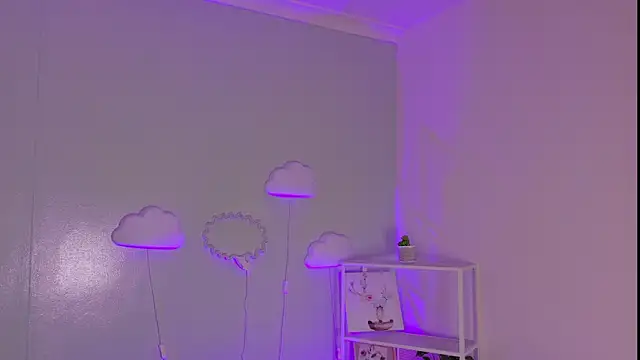 Snapshot of KeendraFox_ chatting on June 19, 9:37 am KeendraFox online show from June 19, 9:37 am