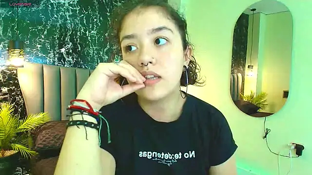Snapshot of Nia-Stark chatting on September 27, 3:18 pm Nia-Stark online show from September 27, 3:18 pm