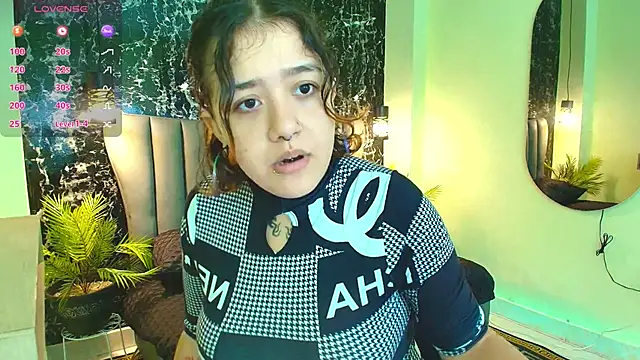 Snapshot of Nia-Stark chatting on October 14, 3:23 pm Nia-Stark online show from October 14, 3:23 pm