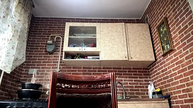 EmmaLeexth online show from April 2, 11:50 am