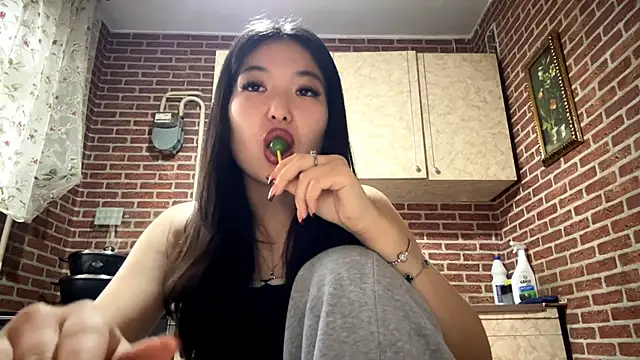 EmmaLeexth online show from March 6, 10:10 am