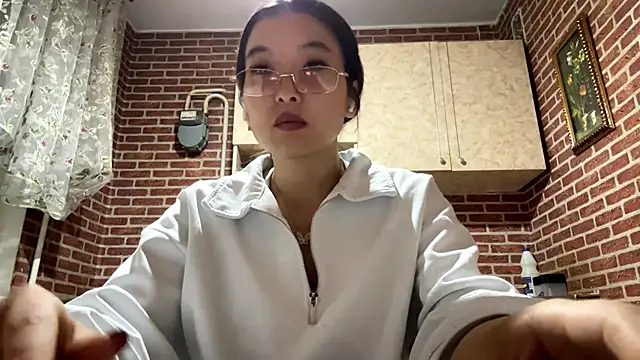 Snapshot of EmmaLeexth chatting on September 29, 1:28 pm EmmaLeexth online show from September 29, 1:28 pm