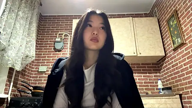 Snapshot of EmmaLeexth chatting on October 6, 2:29 pm EmmaLeexth online show from October 6, 2:29 pm