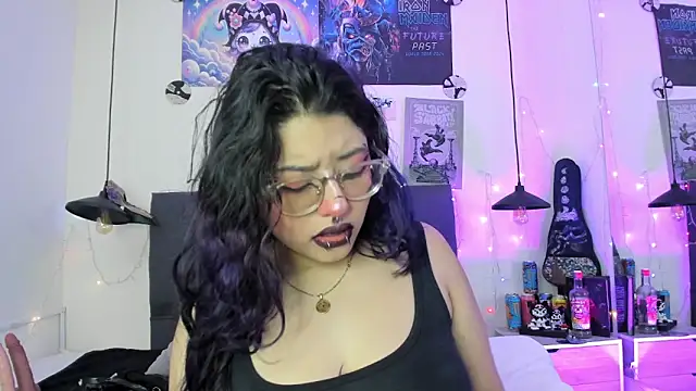 Snapshot of SabrinaV_ chatting on April 18, 11:23 am SabrinaV online show from April 18, 11:23 am