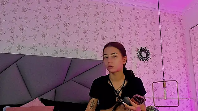 meganandtylerr19 online show from November 6, 11:25 am