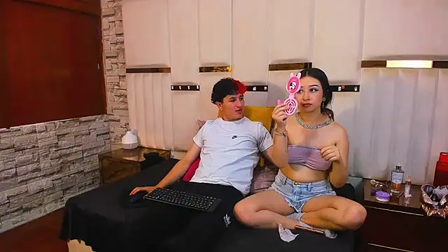 Snapshot of ANLLELOAndANGELA chatting on October 1, 4:22 pm ANLLELOAndANGELA online show from October 1, 4:22 pm