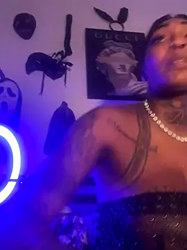 Snapshot of QUEENCALIMOD chatting on November 17, 8:29 am QUEENCALIMOD online show from November 17, 8:29 am