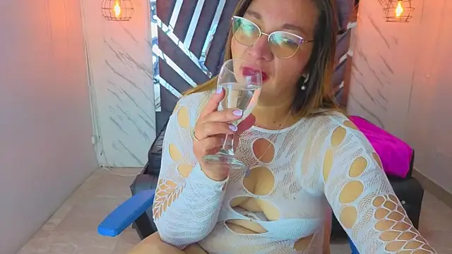 Snapshot of MaylinRosse_ chatting on June 18, 6:46 pm MaylinRosse online show from June 18, 6:46 pm
