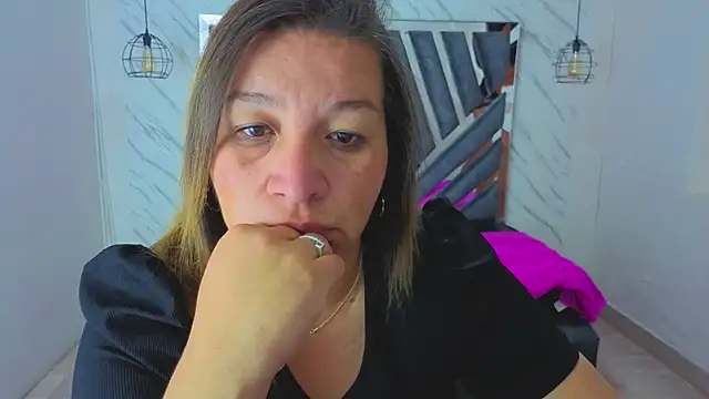 Snapshot of MaylinRosse_ chatting on July 14, 6:47 pm MaylinRosse online show from July 14, 6:47 pm