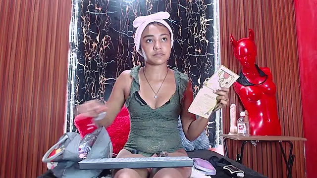 MadelinPaterson online show from January 17, 4:54 pm