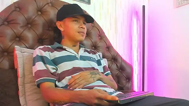 noah blake0 online show from September 25, 2:39 am