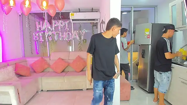 Snapshot of Houseofwarrios chatting on November 8, 5:55 am Houseofwarrios online show from November 8, 5:55 am