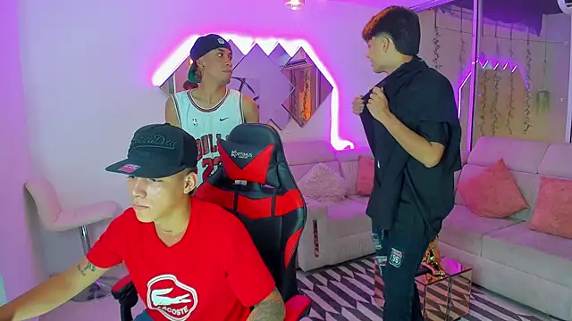 Snapshot of Houseofwarrios chatting on November 18, 4:05 am Houseofwarrios online show from November 18, 4:05 am