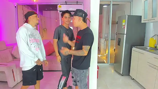 Snapshot of Houseofwarrios chatting on November 6, 5:33 am Houseofwarrios online show from November 6, 5:33 am