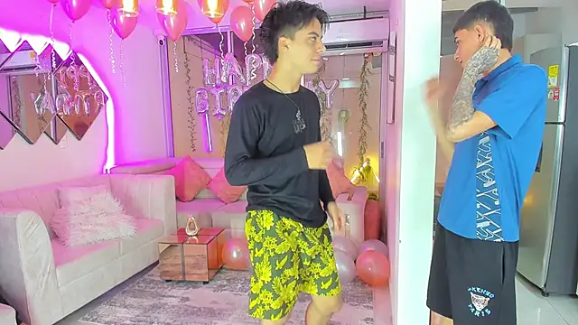 Snapshot of Houseofwarrios chatting on November 7, 5:23 am Houseofwarrios online show from November 7, 5:23 am