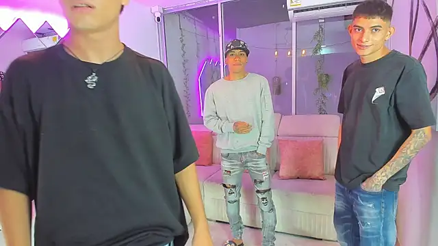 Snapshot of Houseofwarrios chatting on November 25, 5:30 am Houseofwarrios online show from November 25, 5:30 am