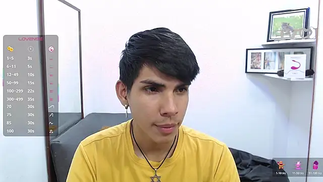 Snapshot of David_925_ chatting on November 25, 3:40 am David 925 online show from November 25, 3:40 am